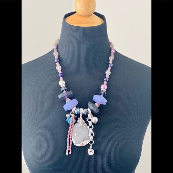 GORGEOUS NATURAL STONE-AGATE, AMETHYST AND SWAVORSKI CRYSTAL NECKLACE - Picture 1 of 3